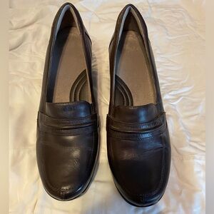 Size 12 Naturalizer brown loafers.